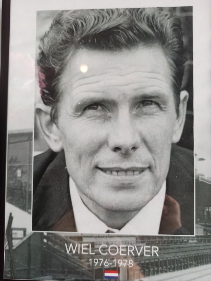 6. foto Na stadionu Go Ahead v Deventerju. Coerverjev portret