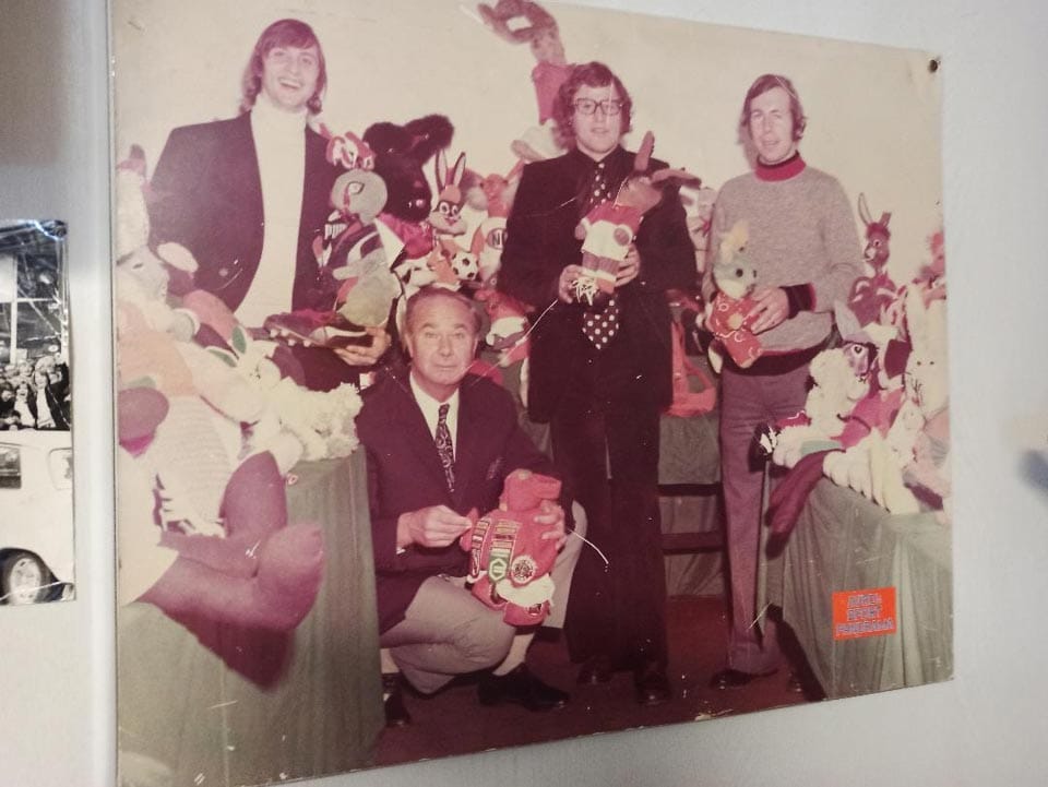 8. foto Cruyff, Fadrhonc (čepe), Israel in neznani nogometaš. Fotografija je izobešena
v prodajalni koles v bližini Amsterdama.