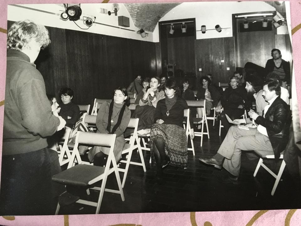 Foto 10 Igralski studio v Židovski ulici blizu Križank V tem studiu sem poglobil Strassbergove principe igre. Omogočili so mi, da sem začel gledati na filmsko in gledališko kulturo drugače od tradicionalno sprejetih norm. Janez Vajevec med predavanjem.