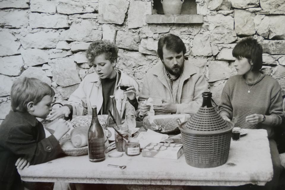 Foto 13 Mali Blaž, Lee Weingerl, protagonist nadaljevanke Zlata Ribica. Ob njem člani Studia: Ema Kurent, Andrej Vajevec in Jana Kovač Valdes.