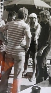Foto 14 Na snemanju v Škrbini: Člani tehnične ekipe z režiserjem Frandoličem in igralcem Janezom Vajevcem. Velik doprinos filmu je dal direktor fotografije Samo Podobnik.