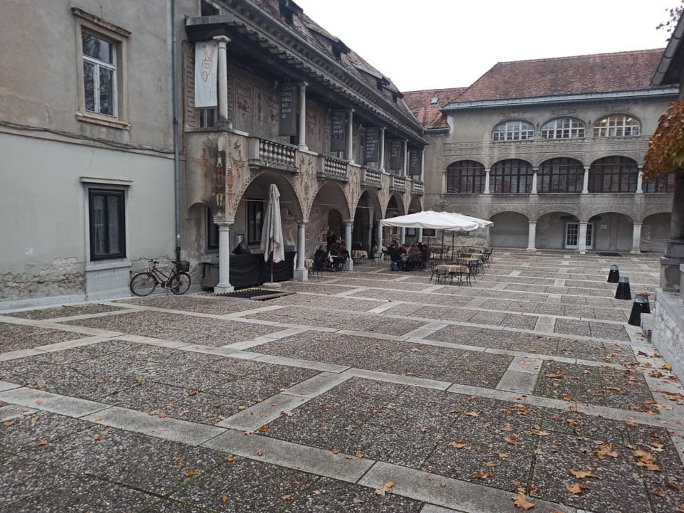Foto 3 Usodno srečanje v Križankah. Janeza Vajevca sem spoznal prav na dvorišču Križank.
