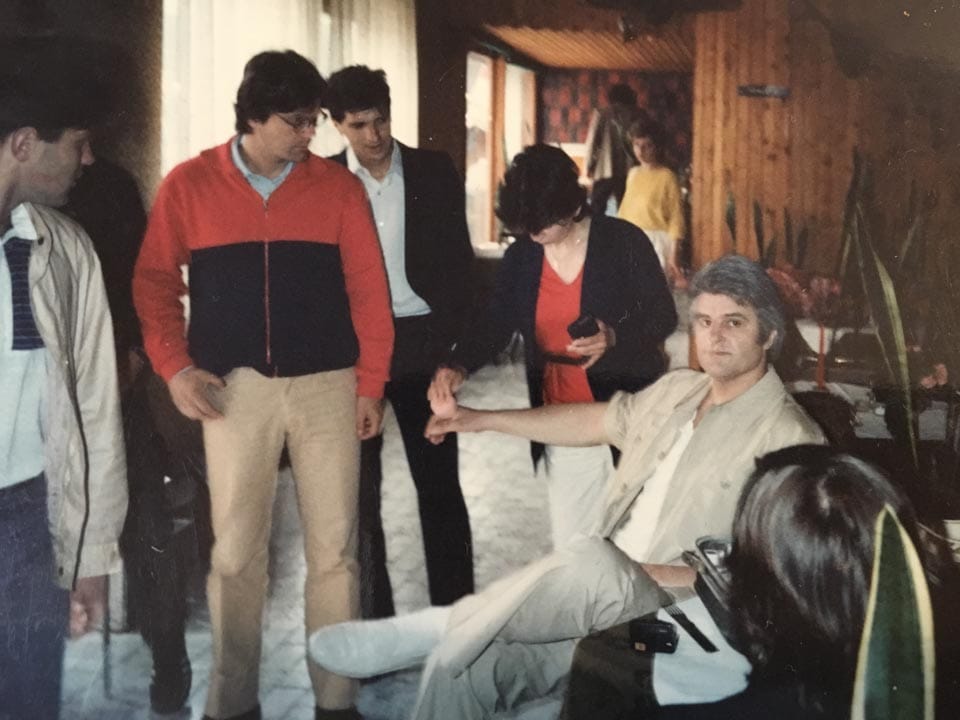 Foto 4 Med snemanjem tv-filma Dan kot vsak dan. Režiral je Dušan Prebil, jaz pa sem kot pomočnik režije v trenerki Mladosti. J. Vajevec v maski.