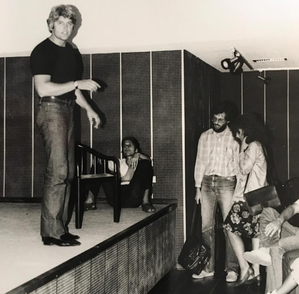 Foto 8 Gledališke vaje v Kulturnem domu. Janez Vajevec razlaga načela Strassbergove metode.