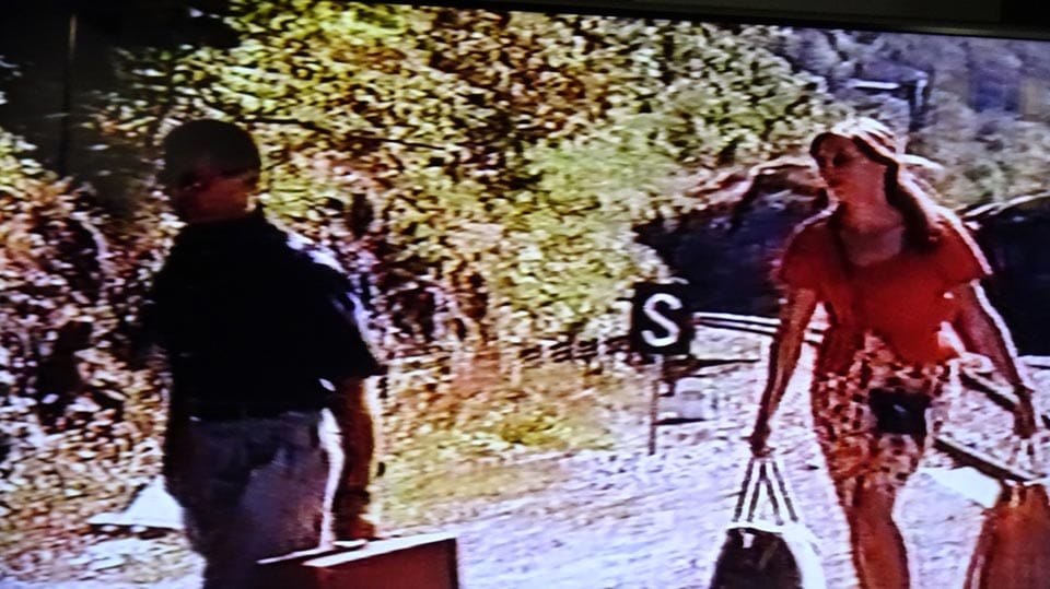 Foto 17
Prihod mladega para na železniško postajo v Krepljah