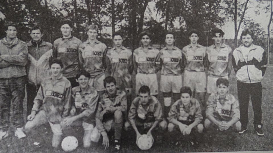 Foto 2
Moštvo Sovodenj letnikov 1982-83 v sezoni 1998-1999.
Doseglo je drugo mesto v prvenstvu naraščajnikov in se izkazalo v pokalu discipline.
Zgoraj: Aleš Fajt, spremljevalec; trener Dario Frandolič, Robert Tomšič, Damijan Tomšič, Andrea Padovani, Simon Assi, Nicola Todde, Alessio Pellegrino, Saša Tomšič, Ivan Batistič, spremljevalec;
spodaj: Danijel Mauri, Dario Stjepanović, Mitja Pintar, Kristjan Cotič, Martin Roner in Erik Lavrenčič.