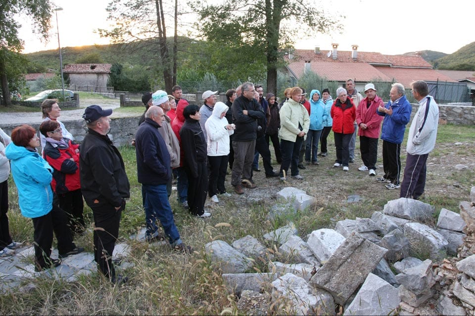 Foto 5
Ob razvalinah stare cerkvice v Jamljah. Renato Pahor (drugi z desne z modro jakno) pripoveduje slovenskim obiskovacem iz Lendave dogodke iz časov prve svetovne vojne.