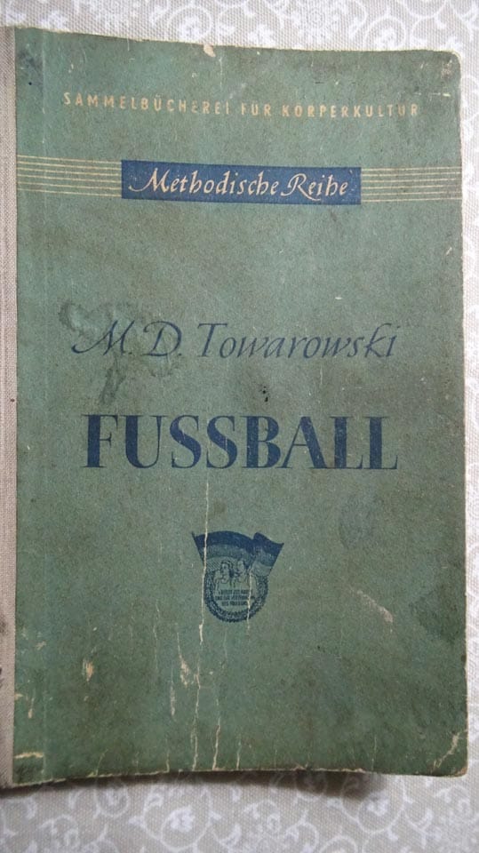 FOTO 7 Strokovna literatura
Ena prvih povojnih knjIg o nogometu: napisal M.D. Towarowski (1951).