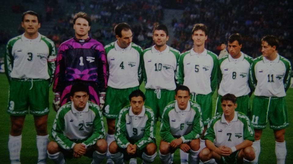 Foto 9
Branko Zupan v vlogi vratarja proti Italiji v Vidmu. Z njim še danes sodelujem.
Postava Slovenije: zgoraj: Milanič (kap.) Zupan, Poljšak, Udovič, Jermaniš, Cvikl, Gliha:
spodaj: Galič, Zahović, Čeh, Kokol.