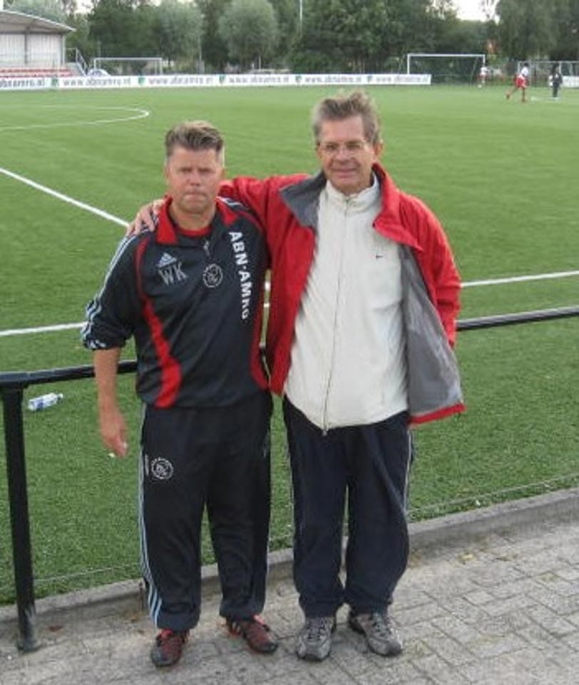 Foto 11
De Toekomost: Ajaxov mladinski center v Amsterdamu. Na sliki sem s trenerjem naraščajnikov Wimom Kwakmanom.