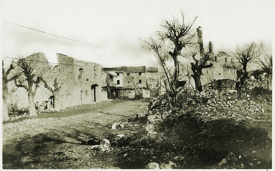 Foto 15
Porušena Beloteva hiša v prvi vojni: iz te domačije izhajata ekonomist Milko Brezigar in odvetnik Josip (Matevž) Ferfoglia.