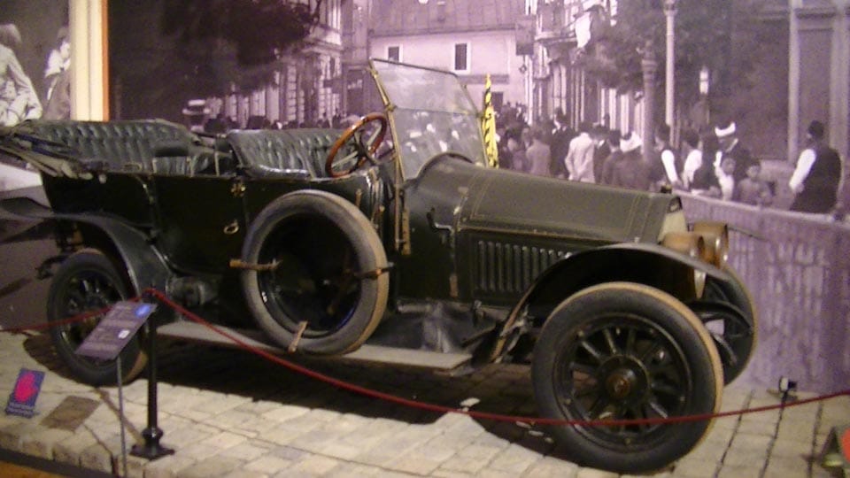 Foto 21
Zadnja vožnja: v tem avtomobilu sta bila v Sarajevu umorjena prestolonaslednik Franz Ferdinand in njegova žena Sofija.