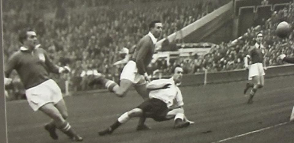 Foto 26
Ernst Happel (prvi z leve) na tekmi proti Angliji. Avstrijci so se lahko enakovredno kosali z Angleži, učitelji nogometa.
