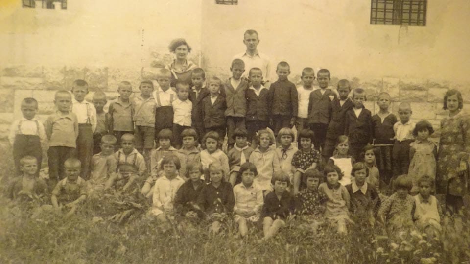 Foto 4
Doberdobski otroci v času fašizma pred osnovno šolo
