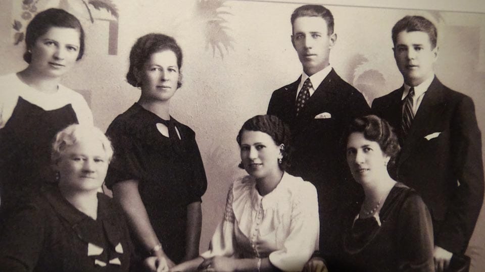 Foto 6
Družina Rožič okrog leta 1920 v Avstriji.
Stoje od leve: Judita, Štefanija, Franc in Anton;
sedijo: mati Terezija Reja, Hannerl in Egidija.