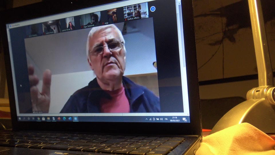 Foto 7
Janeza Vajevca med vodenjem igre preko omrežja zoom nekaj mesecev pred smrtjo.