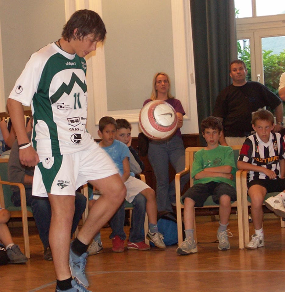 Foto 13 
Etien Velikonja na predstavitvi v Novi Gorici.