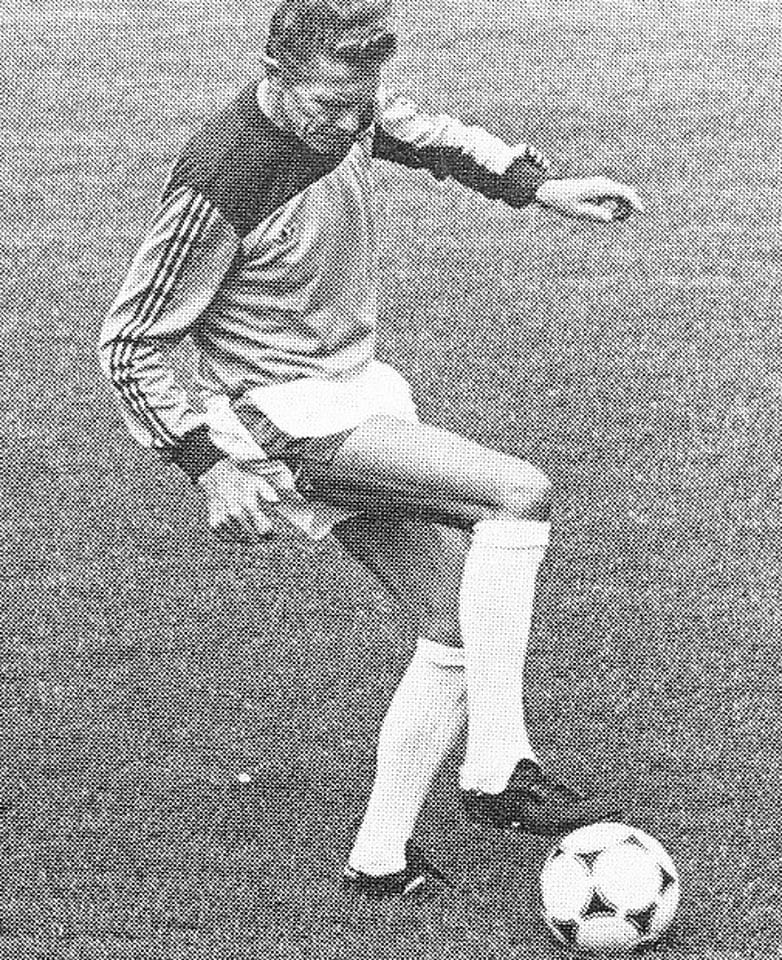 Foto 14  Coerver med vajami osnovne tehnike. Njegova izvedba je brezhibna.