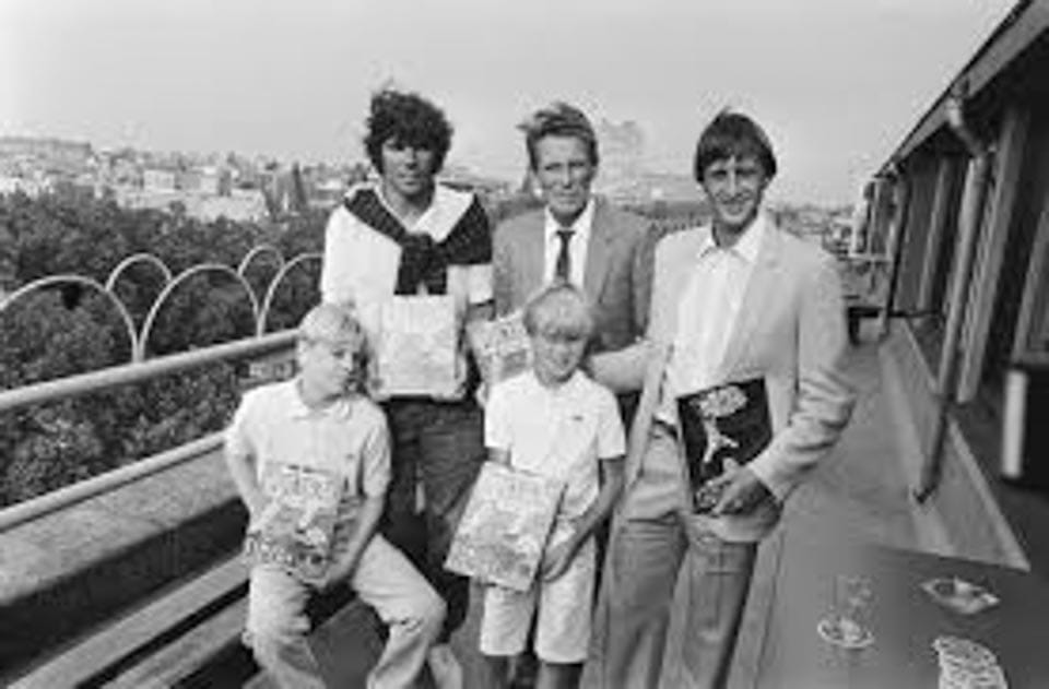 Foto 18  Ob predstavitvi knjige Učni program za idealnega nogometaša. Na sliki Cruyff, Coerver in Van Hanegem.