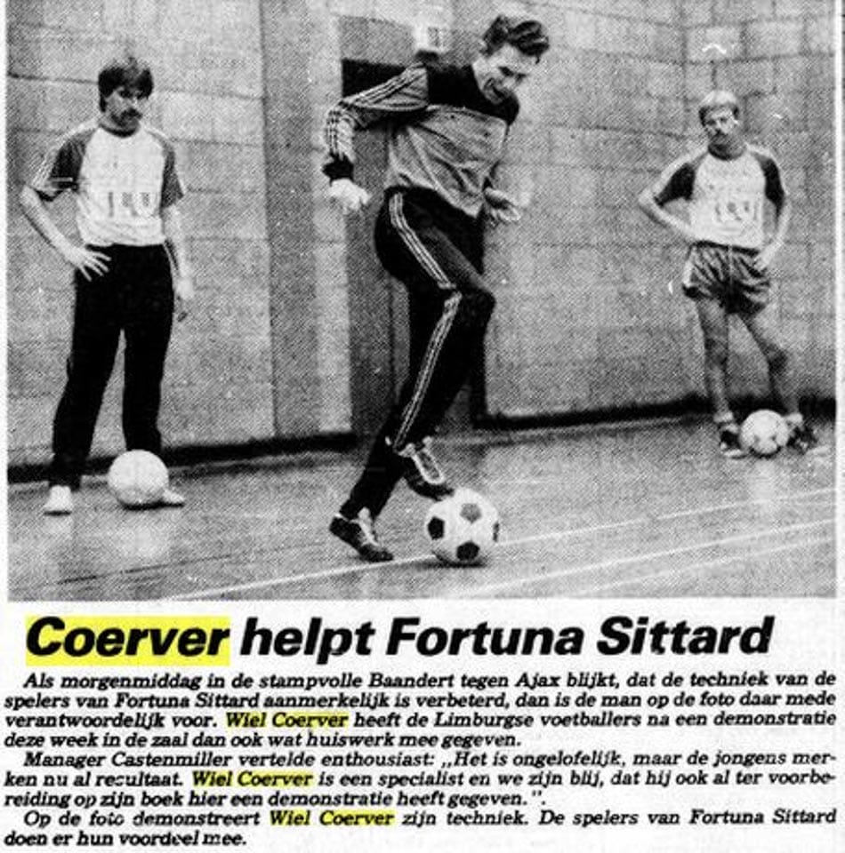 FOTO 2 
Coerver demonstrira spremembo smeri s sprednjim delom podplata poklicnim nogometašem Fortune Sittarda. Detajl, kako narediti, je bistven.