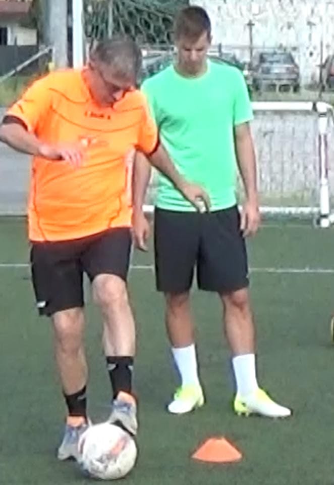 FOTO 5 
 Če nogometaš opazuje gibanje, ga lažje izvede. Miha Zajc med opazovanjem.