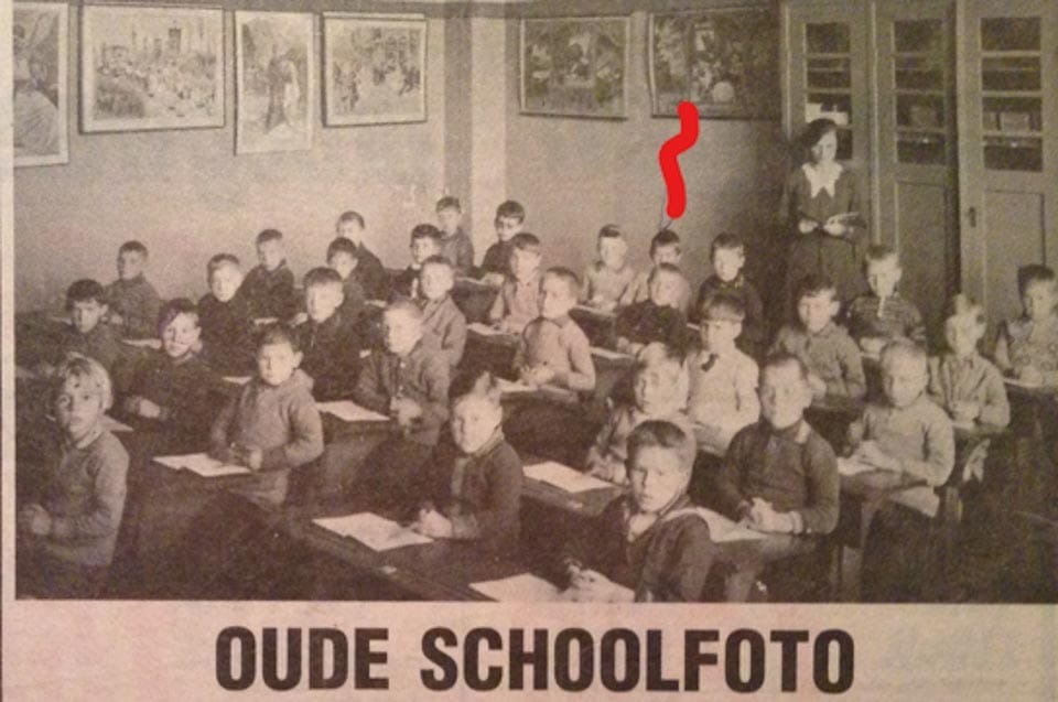 Foto 5 Kraj Bleijerheide: stara šolska fotografija. Z rdečo linijo označen mladi Wiel Coerver.