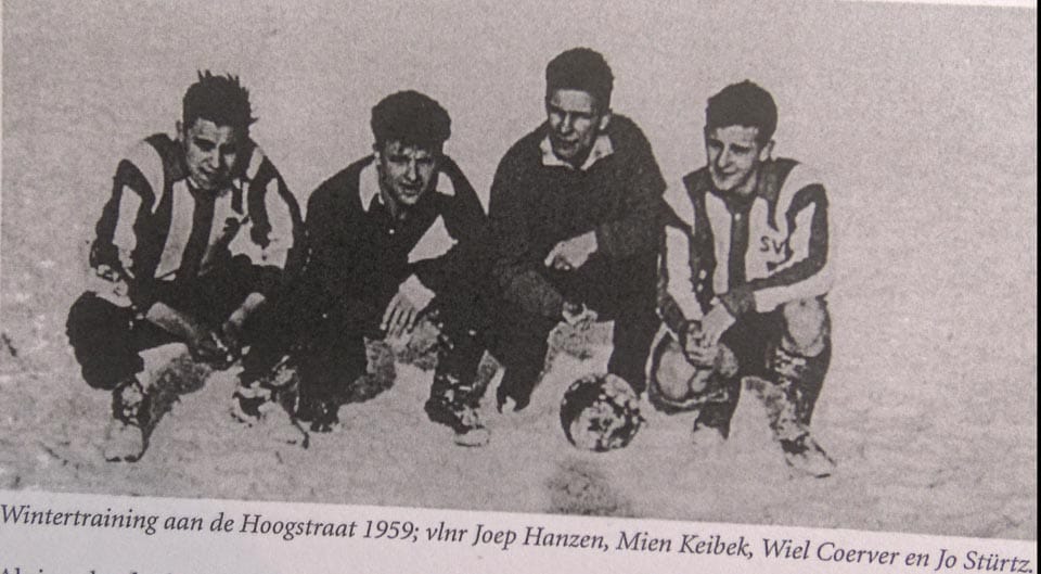 Foto 6
Igrišče v Niewenhagenu v občini Kerkrade.
Že leta 1959 je Coerver treniral individualno, kar potrjuje spodnja fotografija. Večina mladih je bila zaposlena v rudnikih.