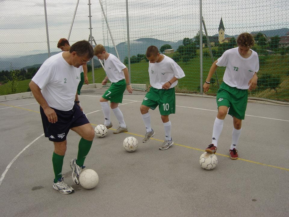 Foto 7
Med vadbo reprezentantov v Gorenju. Hudič se skriva v tehničnem detajlu. Nadžor žoge je ključen za gradnjo akcije.
