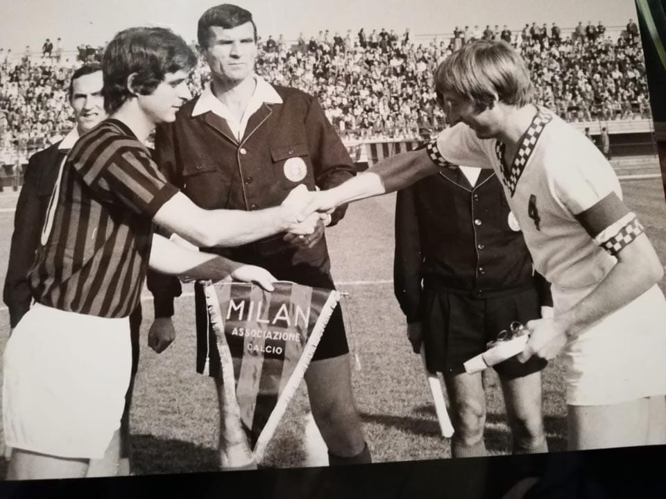 FOTO 8
Italijanski pokal. Giorgio Zoff, kapetan Piacenze in Gianni Rivera, kapetan Milana. Giorgio že več let sledi Coerverjevemu programu.
