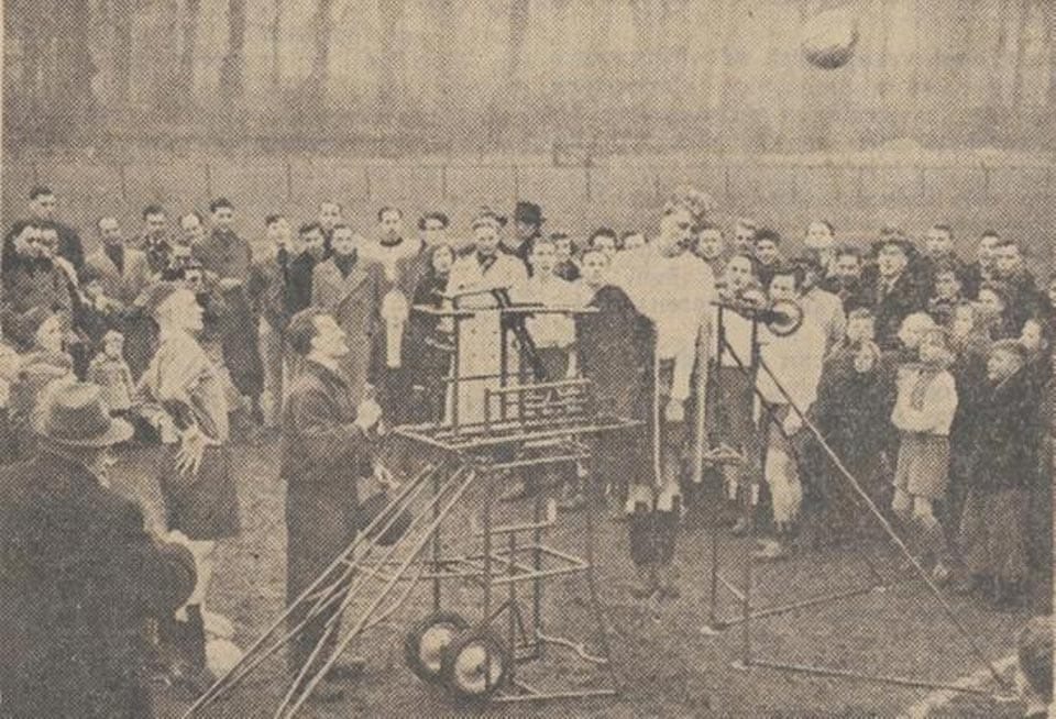 Foto 8 Demonstracija aparature, ki je streljala žoge, imenovana Strokers Football Tacticus". Ustvaril jo je Gerrie Strocker.