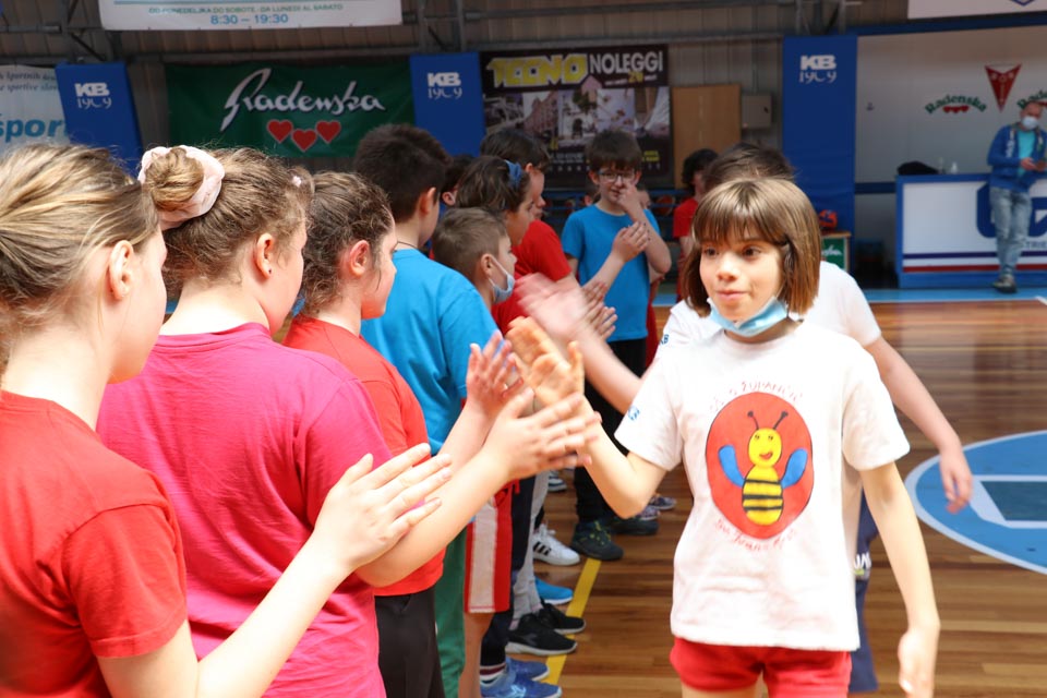 ZSŠDI: področno tekmovanje v igri med dvema ognjema za tržaš