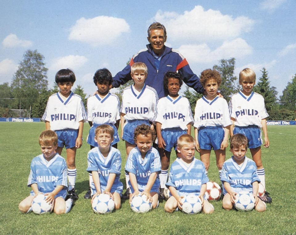 12.foto
"Otroci so zlato!" Coerver je svoje metodo uresničil v praksi. Če želimo ustvariti igralce, je potrebno začeti s sistematično vadbo že v zgodnjih letih otroštva. Vero, ki jo je imel v talent otrok, je bila neomajna. 
Otroci so mu dajali motivacijo za nadaljevanje dela.
