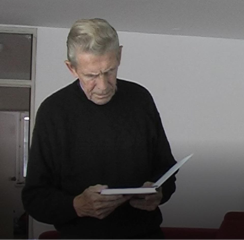 18.foto
V ženinem stanovanju: pred predstavitvijo v Šiški je Coerver natančno pregledal svoje zapiske.