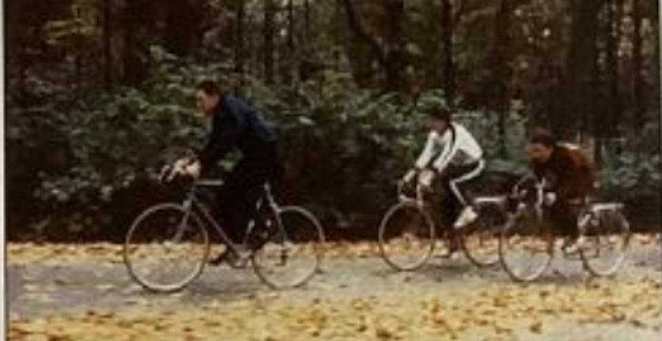 2. Foto
Po gozdovih okrog Nijmegena. Vidimo Coerverja na čelu skupine kolesarjev/nogometašev. Danes je »sobno kolo« bistveni del igralčevega ogrevanja. Ko je Coerver kolesarjenje uvedel v sistem vadbe, so se mu na Nizozemskem vsi smejali in se iz njega norčevali.