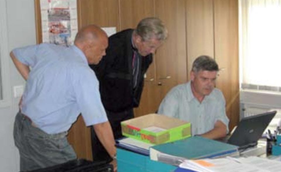 5.foto
Na nogometni zvezi v Ljubljani leta 2007. Branko Elsner mlajši kaže Coerverju program mladih selekcij. Ob njem Matjaž Jakopič, vodja mladih reprezentanc in zadolžen za izobraževanje trenerjev.
