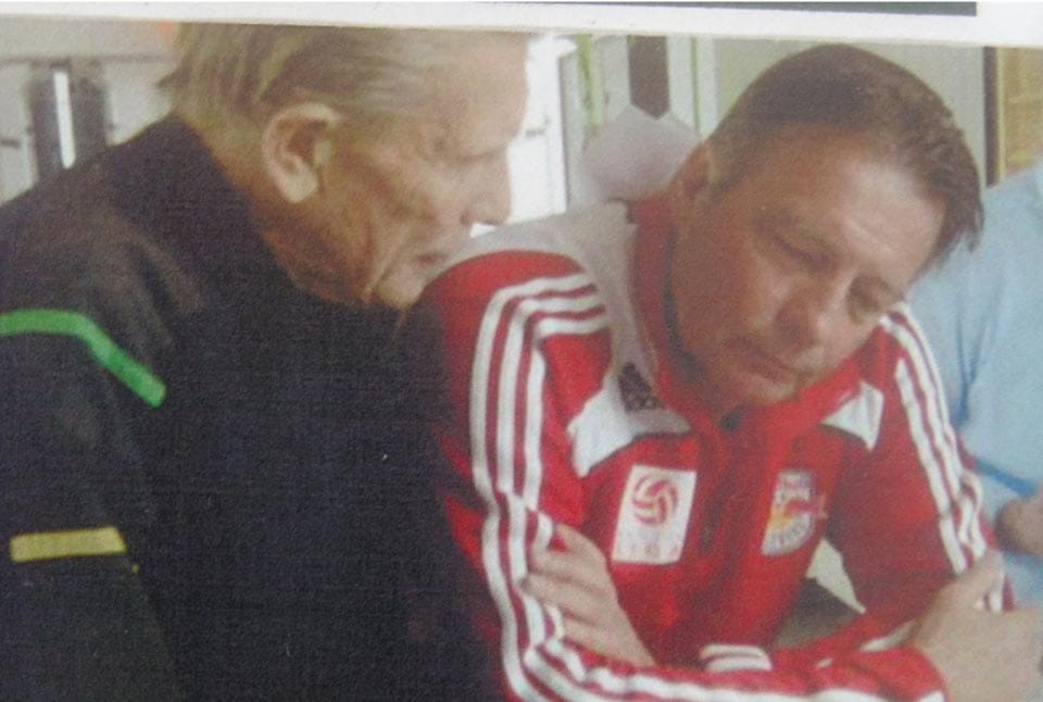 6.foto
Coerver je imel stike z neštetimi trenerji: tu ga vidimo v družbi Coo-ja Adriaanse-ja, trenerja Ajaxa, Porta, Red Bulla, AZ iz Alkmarja in Twenteja. Dolga leta je Adriaanse vodil Ajaxovo nogometno šolo. Njegov asistent je bil Chris Kronhorst, Coerverjev pristaš.