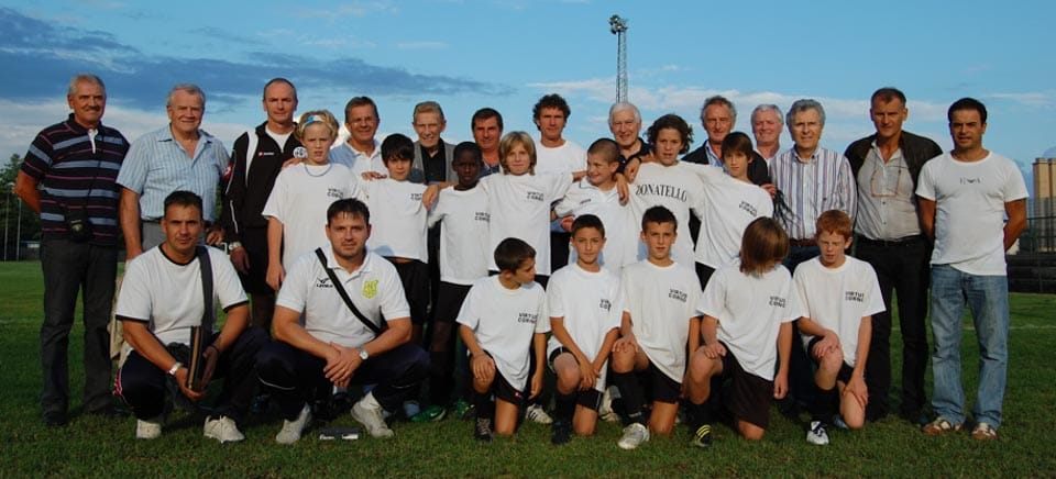8. foto
Z deželnimi trenerji na igrišču v Corno di Rosazzo. Gino in Livio Vidoz, Luca Ranocchi, Dario Frandolič, Wiel Coerver, dva neznanca, Silvano Pravisano, Joep Haan, Franco Ledri, Agostino Moretto, predsednik Giorgio Clocchiatti, Libri Antonio. Spodaj tajnik Michele Colussi in naraščajniki društva Corno.