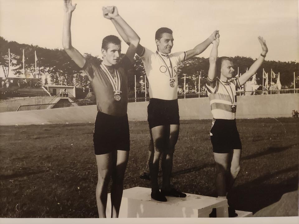 Zmagovalni oder v Tokiu 1964: prvi od leve Jurij Uršič