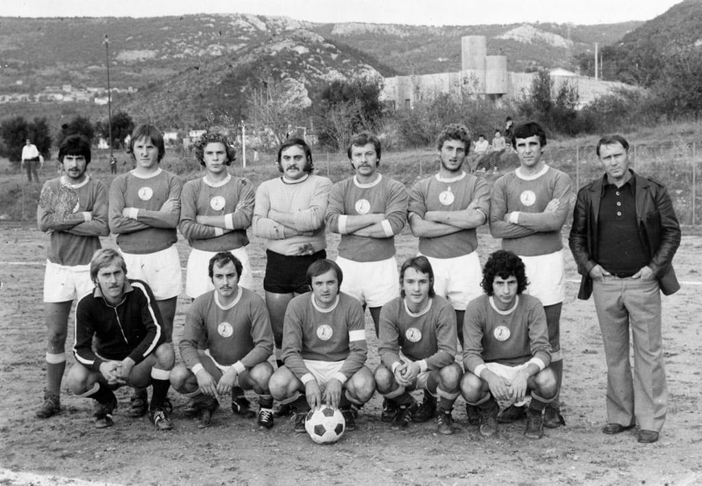 Breg, sezona 1975/76, Stoje od leve: Marcello Berzan, Franco Crevatin, Sandy Klun, Renato Taurian, Milan Micussi, Marino Carli, Tullio Kavski, tren. Stelio Mondo, čepe od leve: Lucio Chermaz, Willi Kermac, Zdravko Rodella, Ivo Sternad, Marino Sovič.