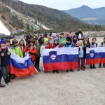 Minister Arčon  skupaj s 500 otroki s pripisom Foto Urad za Slo