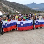 Minister Arčon  skupaj s 500 otroki s pripisom Foto Urad za Slo