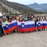 Minister Arčon  skupaj s 500 otroki s pripisom Foto Urad za Slo