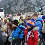 Minister Arčon  skupaj s 500 otroki s pripisom Foto Urad za Slo