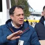 Minister Arčon  skupaj s 500 otroki s pripisom Foto Urad za Slo