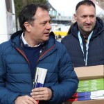 Minister Arčon  skupaj s 500 otroki s pripisom Foto Urad za Slo