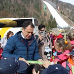 Minister Arčon  skupaj s 500 otroki s pripisom Foto Urad za Slo