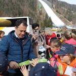 Minister Arčon  skupaj s 500 otroki s pripisom Foto Urad za Slo