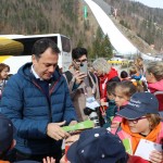 Minister Arčon  skupaj s 500 otroki s pripisom Foto Urad za Slo