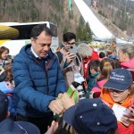 Minister Arčon  skupaj s 500 otroki s pripisom Foto Urad za Slo