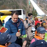 Minister Arčon  skupaj s 500 otroki s pripisom Foto Urad za Slo